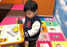キッズスペースで遊ぶ子供