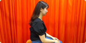 猫背矯正を受ける女性