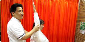 ストレッチを受ける女性